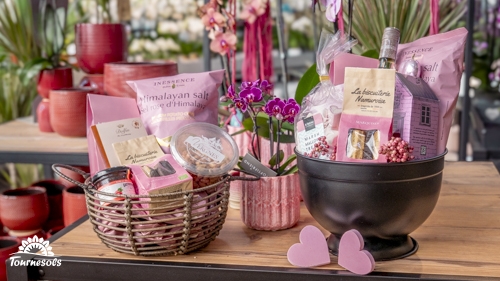 Paniers garnis gourmands aux tons roses avec chocolats, thés et sels, idée cadeau Saint‑Valentin.